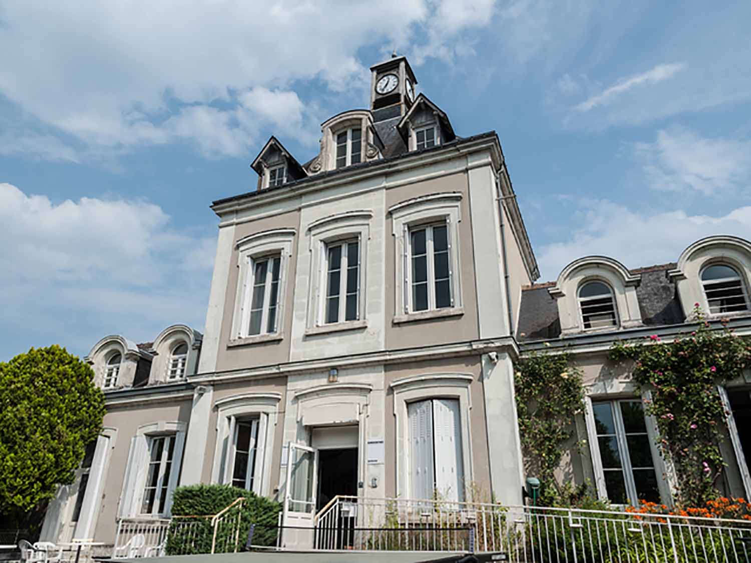 Amboise_School_Exterior_02_Preview_large