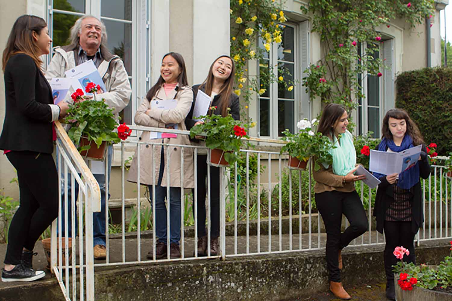 Amboise_School_Exterior_Students_05_Preview_large