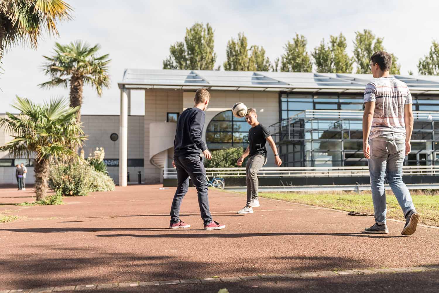 La Rochelle_School_Exterior_Students_08