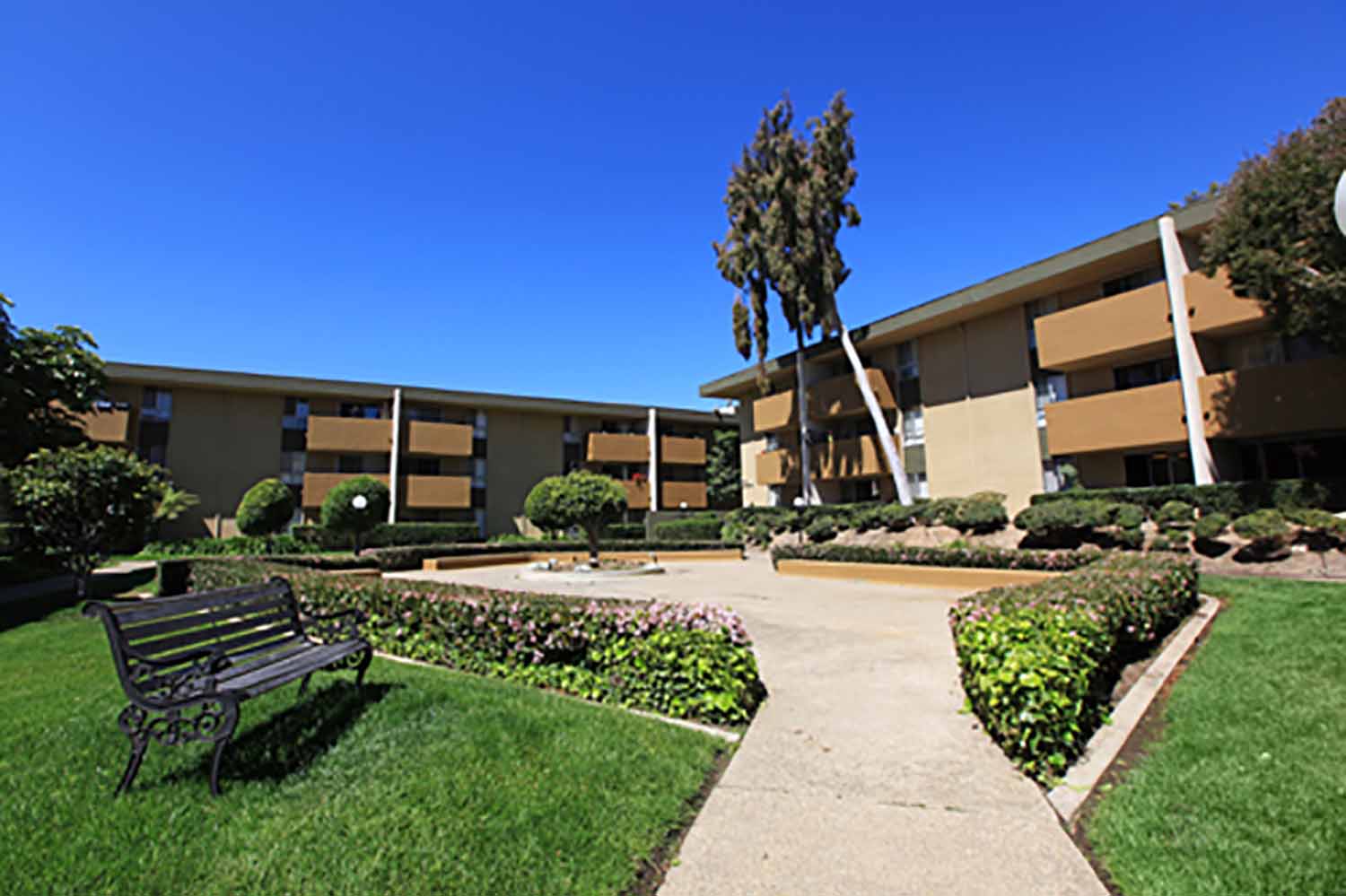 San Diego_Bay Pointe Apartments_Exterior_01